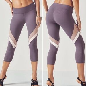🌹 FABLETICS Purple Lavender Mesh Cut-Out Cropped Leggings size small